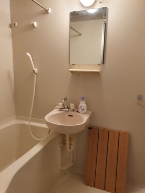Comfort Single Room | Bathroom | Combined shower/tub, free toiletries, hair dryer, towels - Newly remodeled Flat in the Heart of Shimokita 5 (Tokyo)