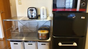 Chambre simple Confort | Cuisinette privée | Réfrigérateur, four à micro-ondes, bouilloire électrique