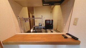 Chambre simple Confort | Cuisine privée | Réfrigérateur, four à micro-ondes, bouilloire électrique
