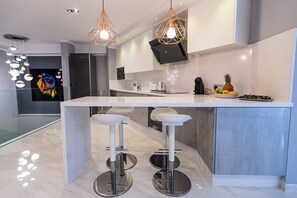 Kühlschrank, Mikrowelle, Ofen, Herdplatte