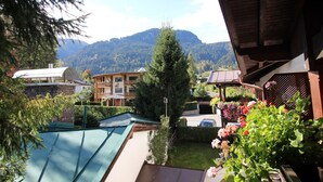 Blick auf einen Berg mit einem Gebäude, das Balkone und ein Gründach hat.