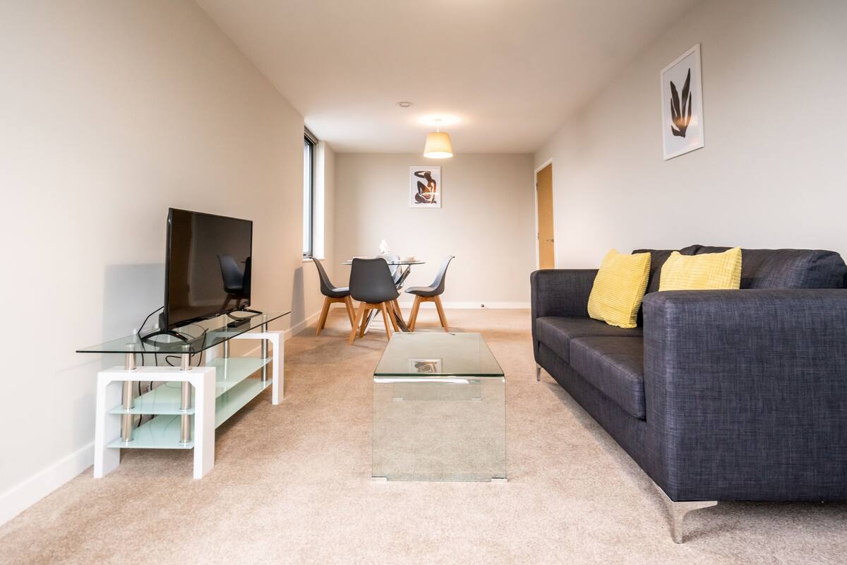 Departamento estándar, 2 habitaciones | Ropa de cama de alta calidad y escritorio