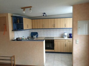 Kühlschrank, Ofen, Geschirrspüler, Wasserkocher mit Kaffee-/Teezubehör