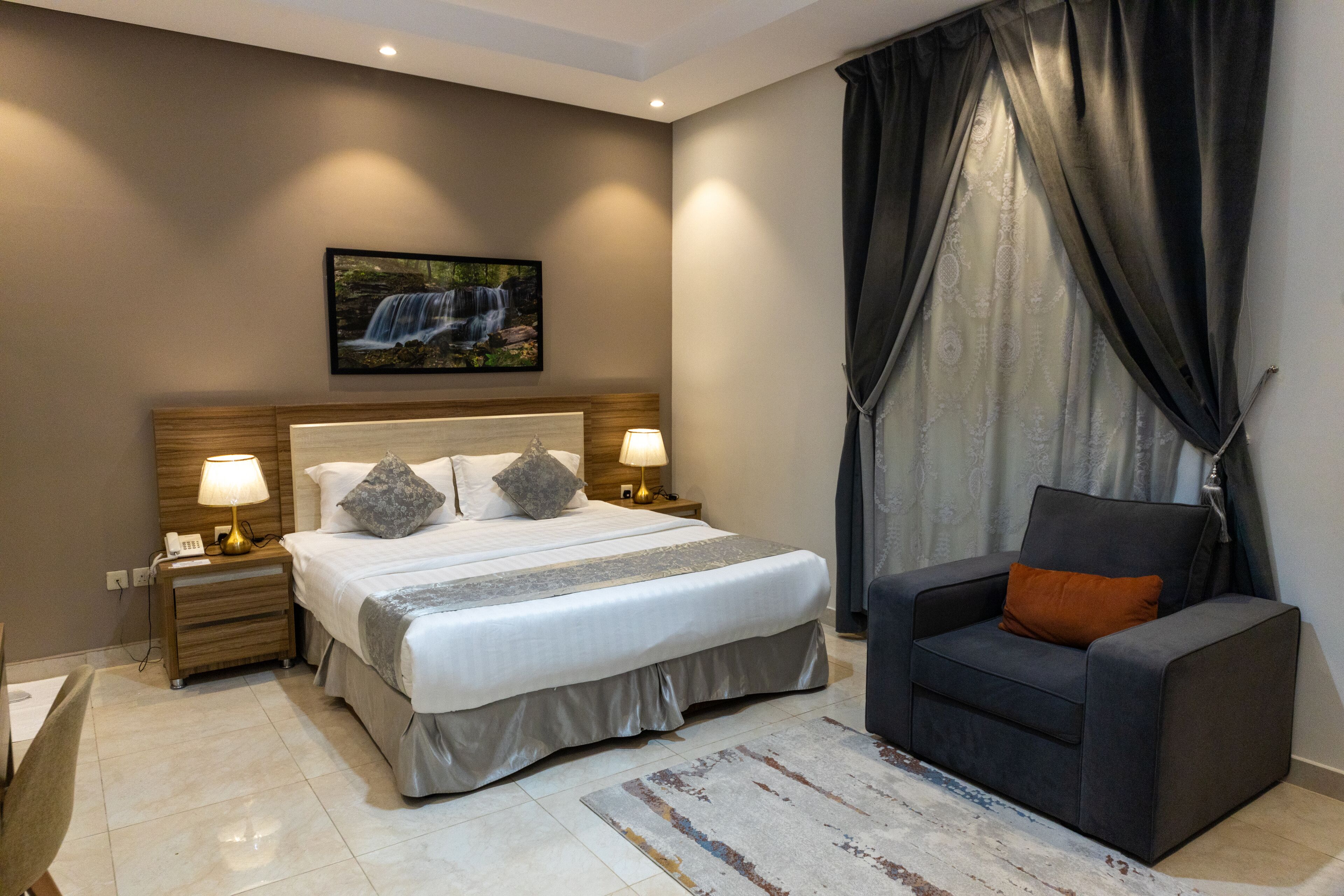 Muebles diferentes, escritorio y espacio para trabajar con laptop 