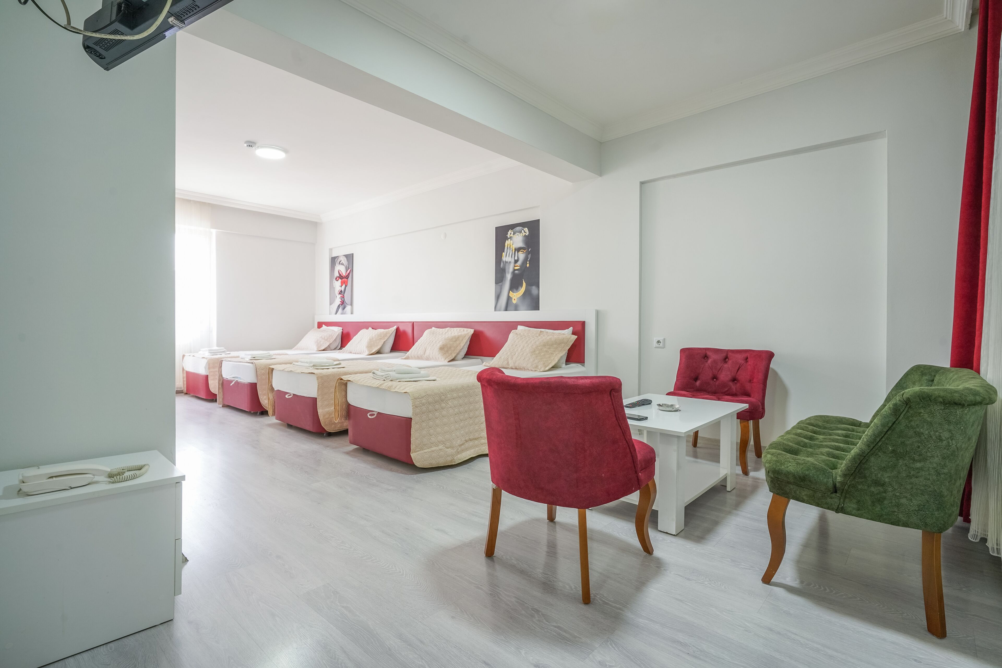Una habitación de hotel moderna con una cama grande, un escritorio y dos sillas.