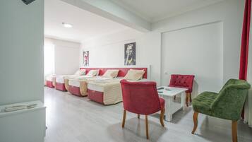 Una habitación de hotel moderna con una cama grande, un escritorio y dos sillas.