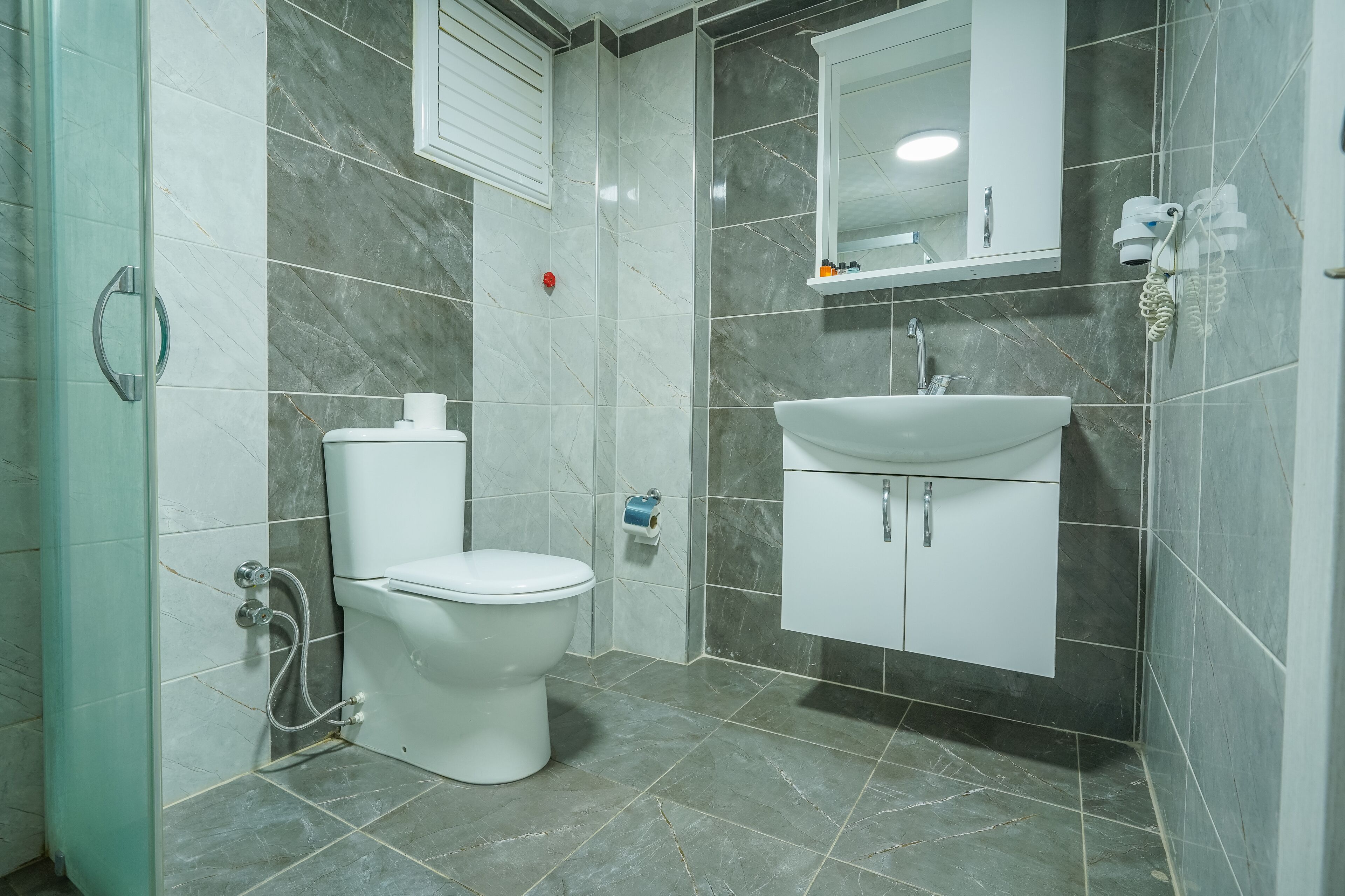 quadruple room | bathroom | shower, towels