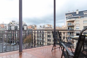 Outdoor dining - Cute 3 bedroom flat with a nice terrace very near Sagrada Familia (Barcelona)