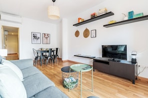 TV - Cute 3 bedroom flat with a nice terrace very near Sagrada Familia (Barcelona)
