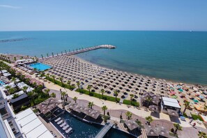 Piscine extérieure, chaises longues