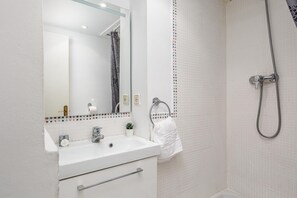 Secador de cabelo, toalhas de banho