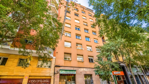 Um edifício de vários andares com uma fachada identificada como 