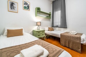 4 bedrooms, desk, iron/ironing board, free WiFi - Lots of light and space! (Barcelona)