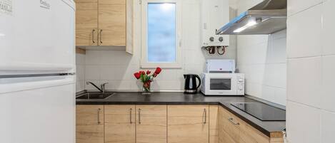 Frigorifero, microonde, piano cottura, macchina per tè/caffè