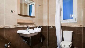 Serviettes fournies, savon, shampoing, papier toilette