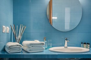Serviettes fournies, shampoing