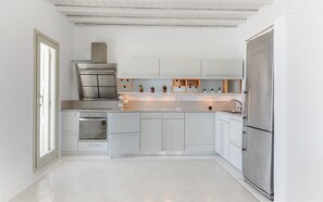 Réfrigérateur, four, lave-vaisselle, cafetiÚre/bouilloire