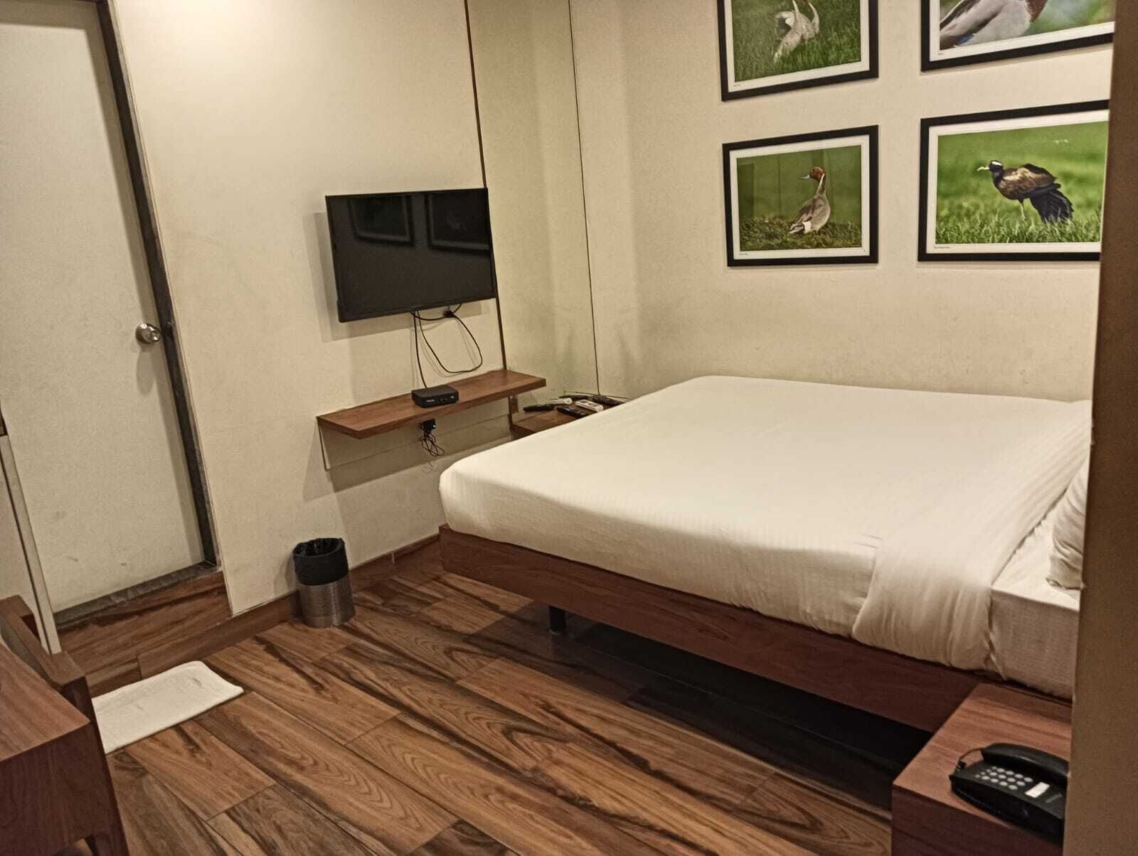 Executive Dark Room | Down duvets, free WiFi, bed sheets