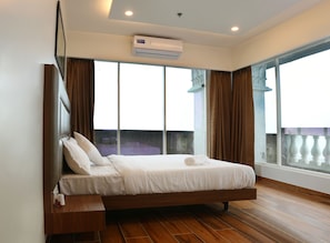 Deluxe Double Room | Down comforters, free WiFi, bed sheets - Sky suites by Monarch (Navi Mumbai)