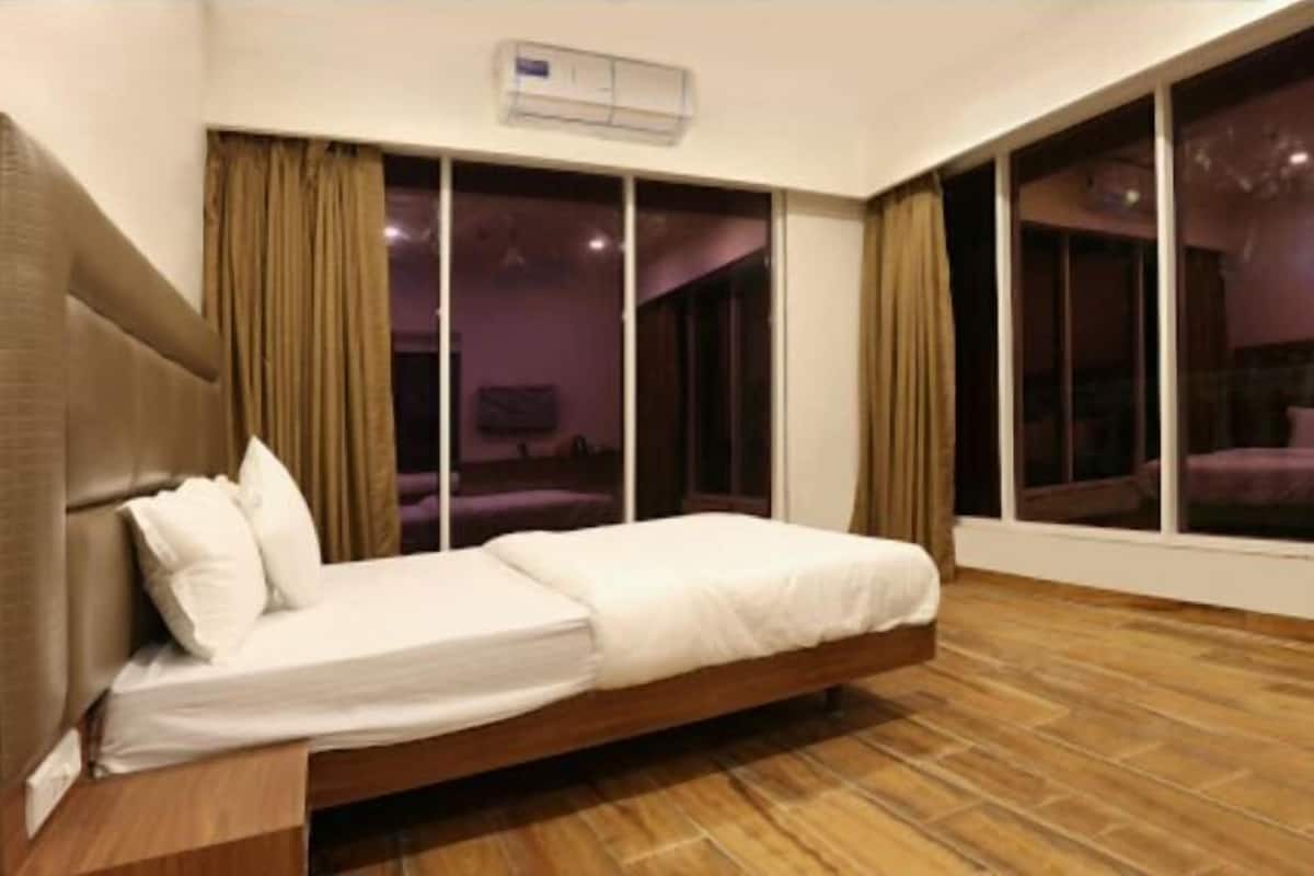 Down comforters, free WiFi, bed sheets