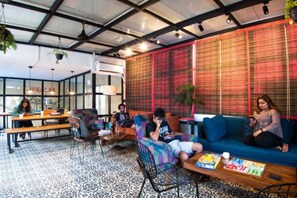 Bar-salon dans le hall