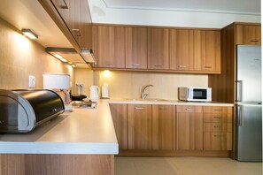 Kühlschrank, Wasserkocher mit Kaffee-/Teezubehör, Wasserkocher