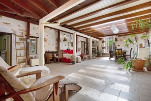 المنشأة من الداخل