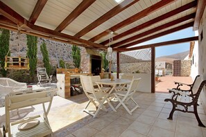 Outdoor dining - Rural “Casa del Valle” Close to Natural Park with Pool, Terrace, Garden & Wi-Fi (Betancuria)