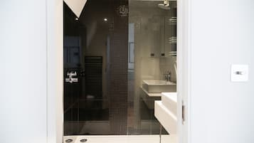 Combined shower/bathtub, hair dryer, towels, soap