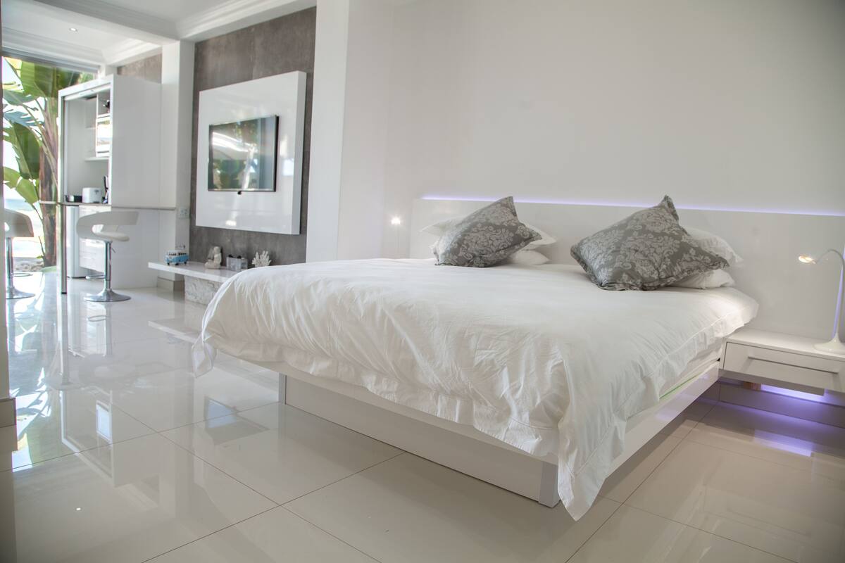 Honeymoon Suite, Beachfront | WiFi (free), bed sheets