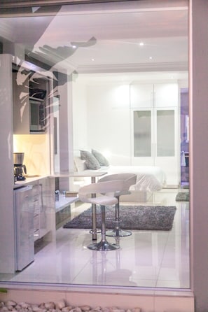 Honeymoon Suite, Beachfront | Living area