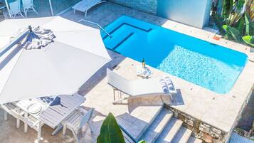 حمام سباحة خاص