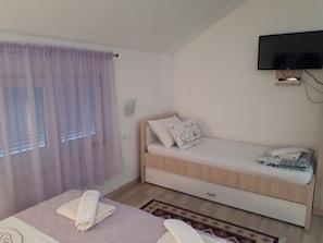 Deluxe Studio (2)