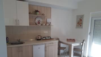Studio Deluxe (1) | Bếp riêng | Tủ lạnh, lò vi sóng, lò nướng, ghế cao cho trẻ em