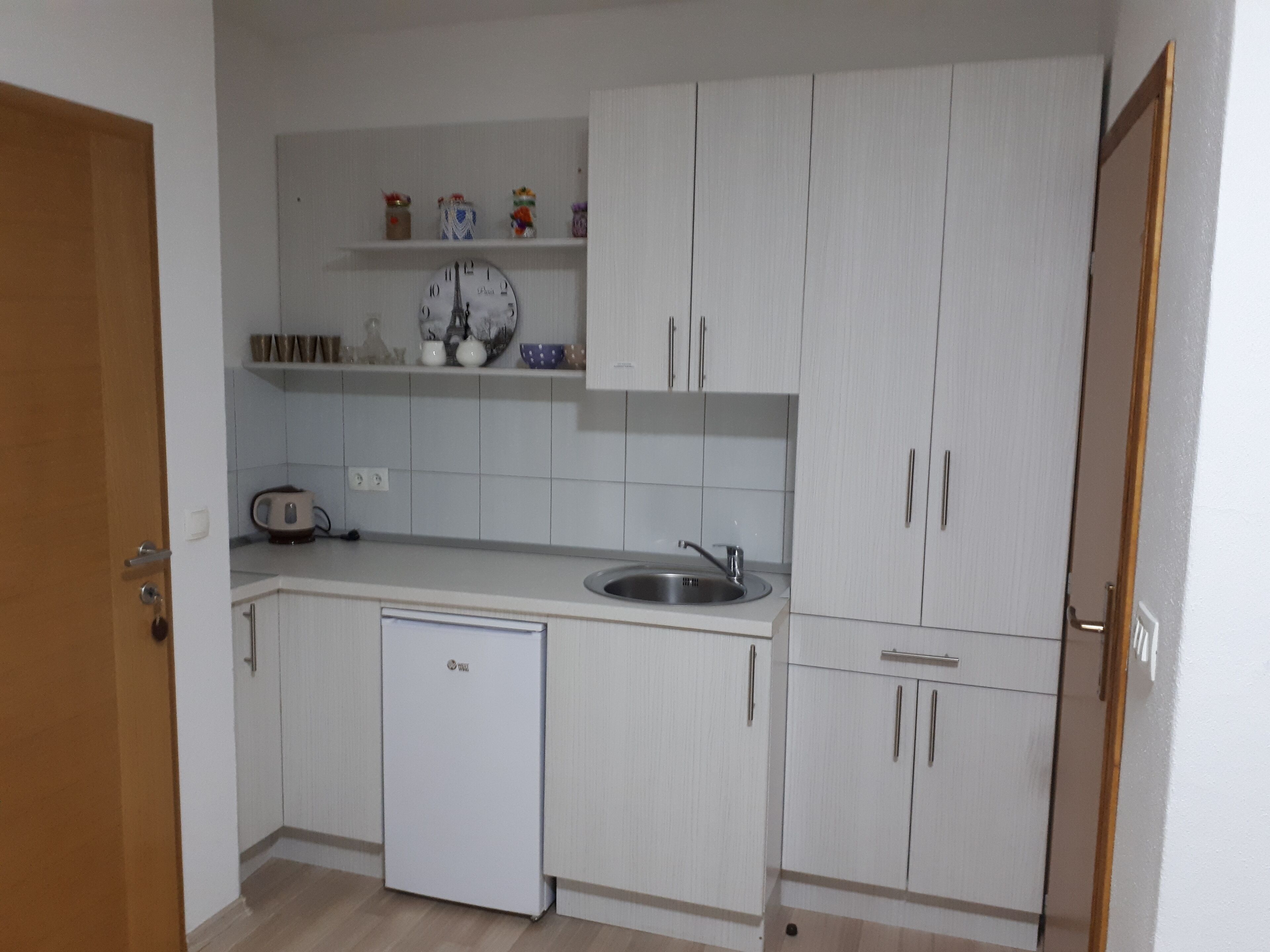 Deluxe Studio (3) | Private kitchen | Fridge, microwave, oven, high chair