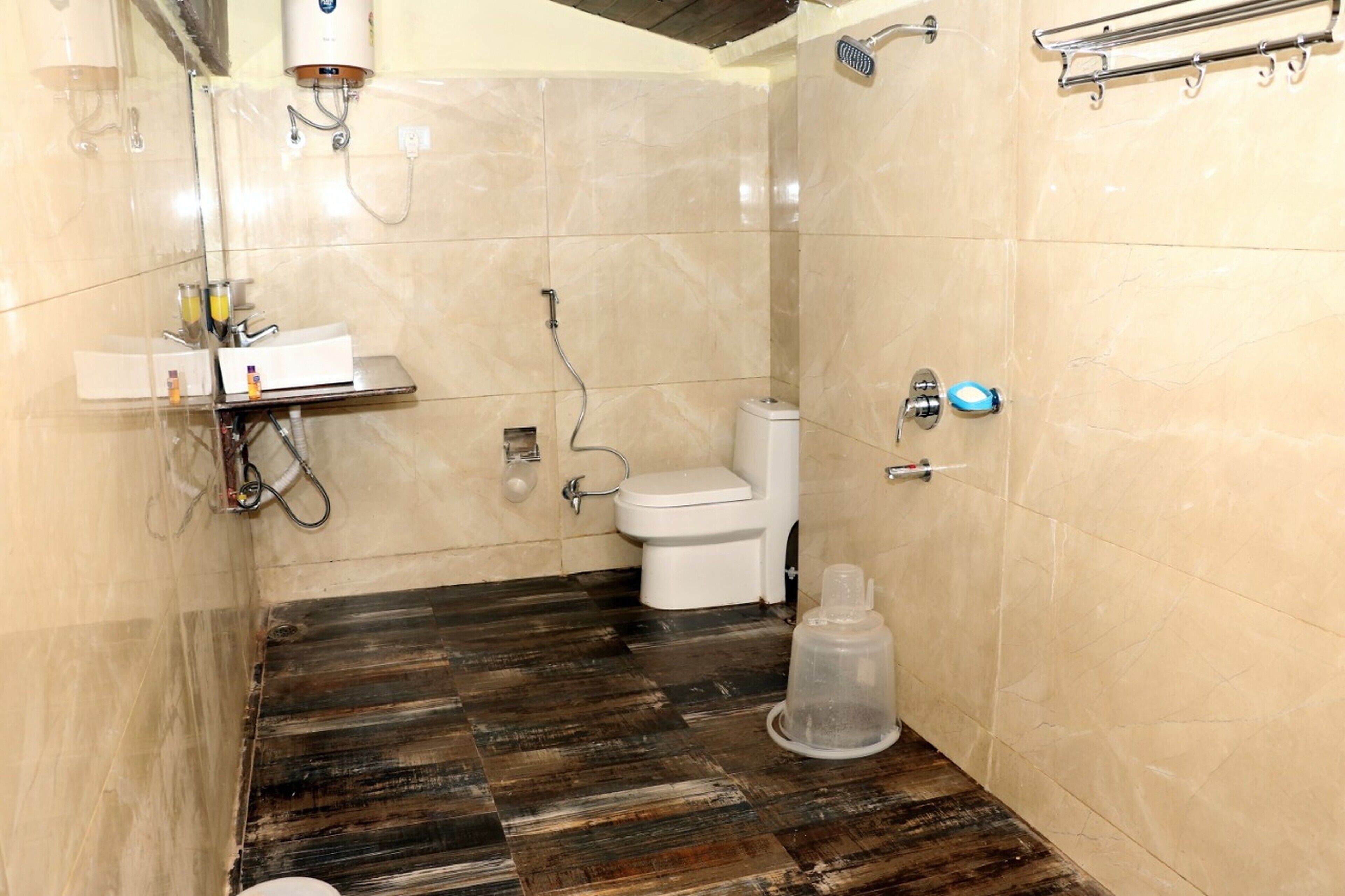 Honeymoon Room | Bathroom | Free toiletries, towels