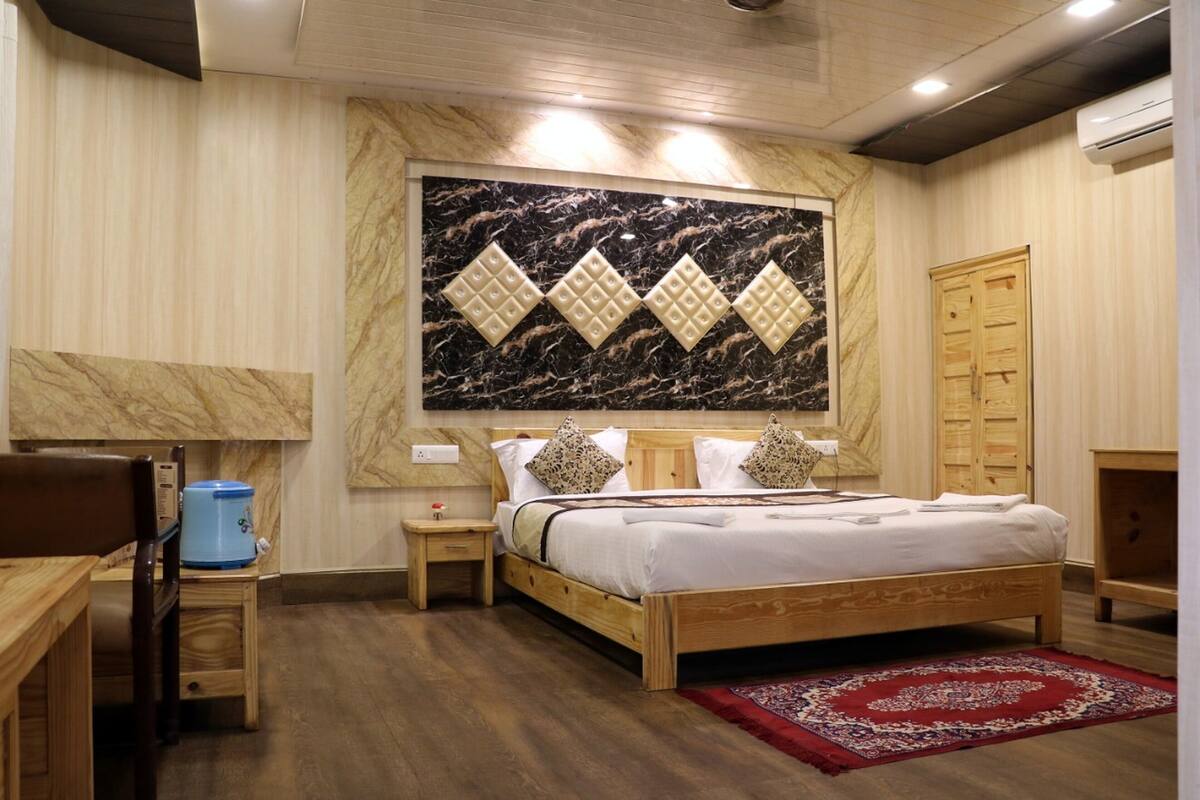 Habitación de luna de miel | Tabla de planchar con plancha y ropa de cama