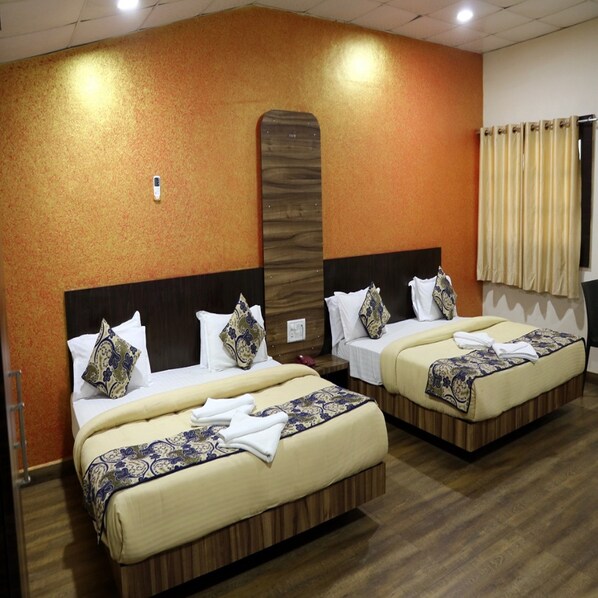 Habitación familiar | Tabla de planchar con plancha y ropa de cama