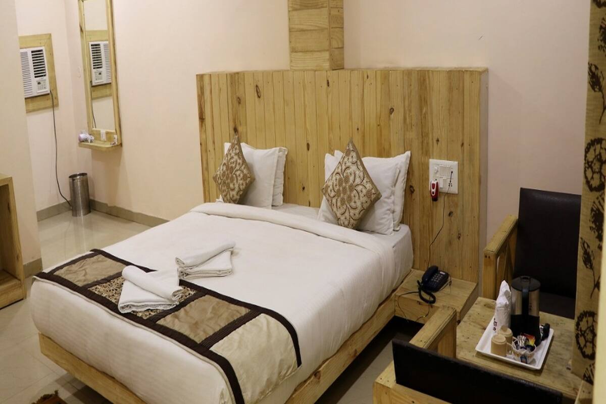 Habitación Royal | Tabla de planchar con plancha y ropa de cama