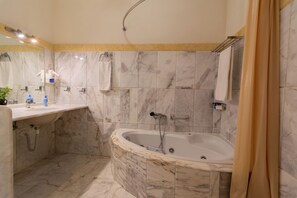 Combined shower/bathtub, hair dryer, bidet, towels
