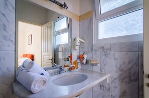 Combinació de dutxa i banyera, assecador de cabells, bidet i tovalloles