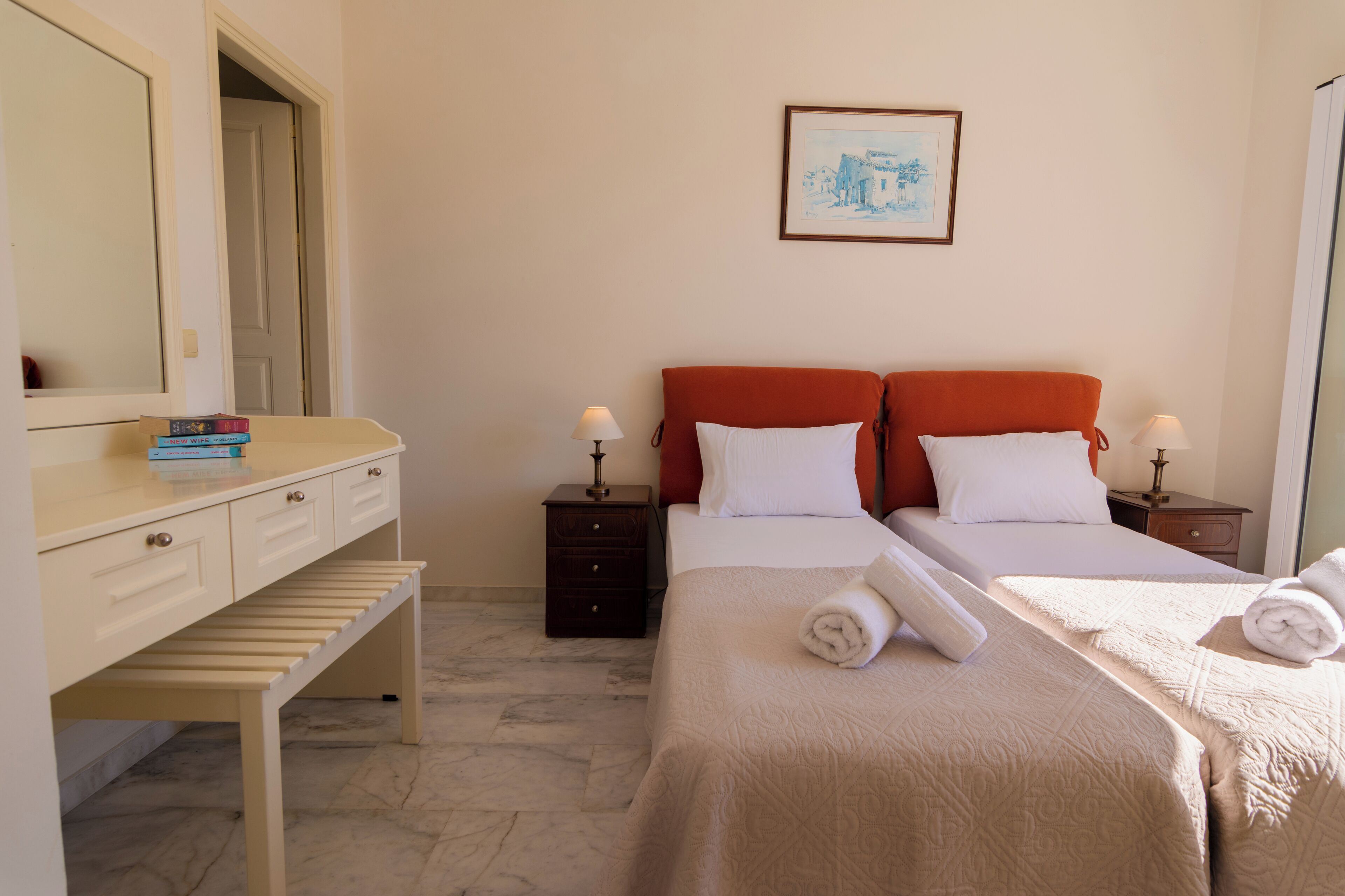 2 soveværelser, pengeskab på værelset, strygejern/strygebræt