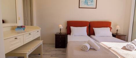 2 soveværelser, pengeskab på værelset, strygejern/strygebræt