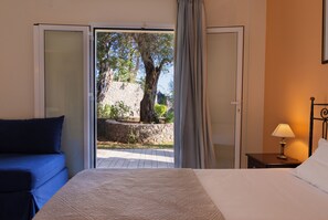 2 chambres, coffre-fort, fer et planche à repasser, lit de bébé portatif