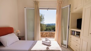 2 عدّة غرف نوم وخزنة داخل الغرفة ومكواة/لوح كي وسرير سفر