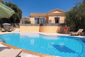 Outdoor pool - Private Pool Villa Odyssey in Dassia Corfu (Corfu)