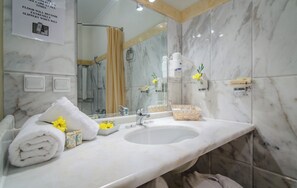 Ensemble douche/baignoire, sèche-cheveux, bidet, serviettes fournies