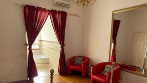 Honeymoon Suite, 1 Bedroom | Desk, free WiFi