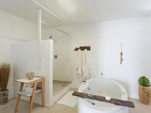 Suíte luxo, 1 quarto | Banheiro | Chuveiro/banheira combinados, produtos de toalete grátis