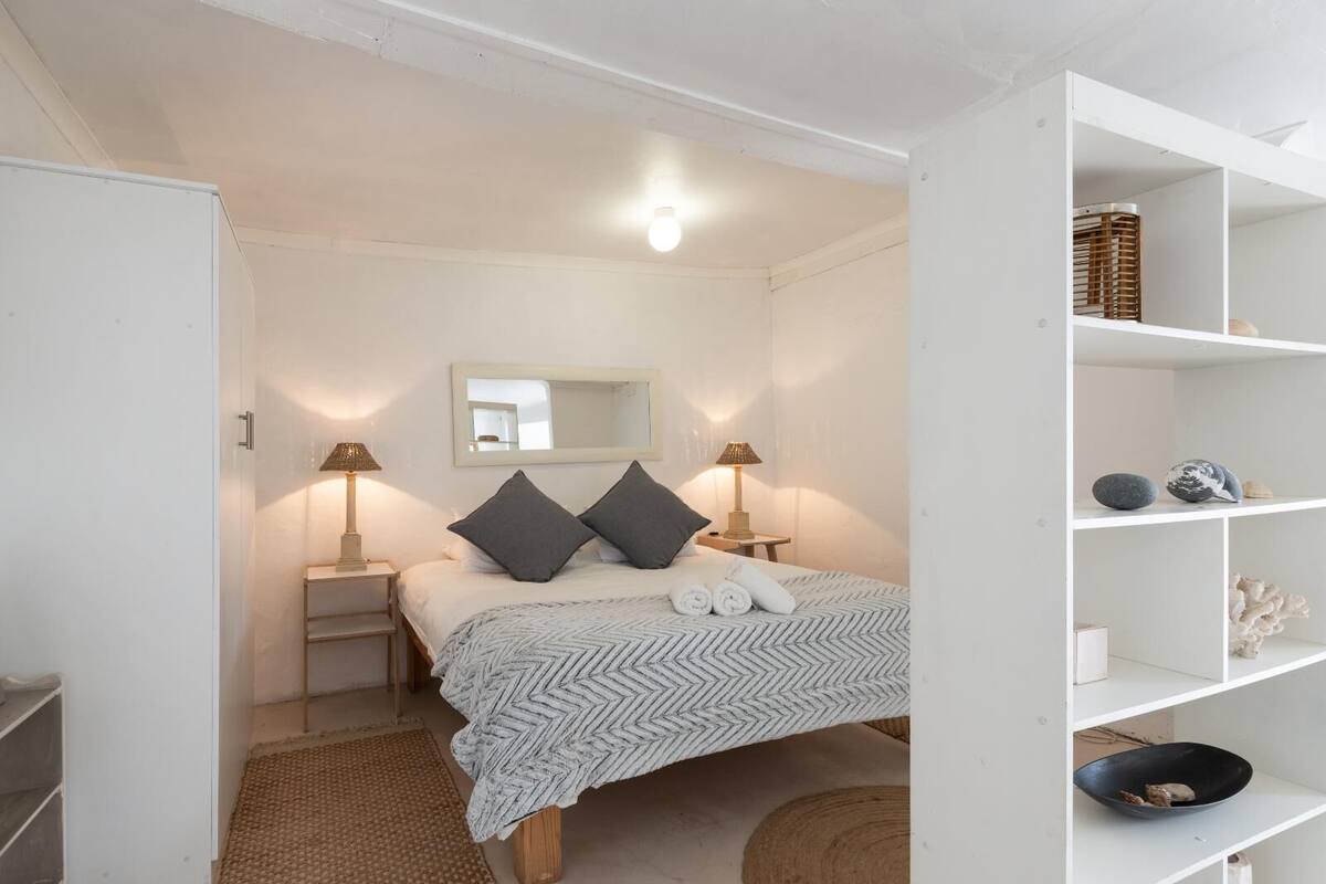 Deluxe Suite, 1 Bedroom | WiFi (free), bed sheets
